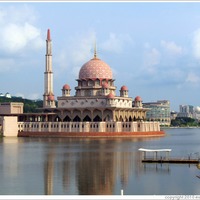 Masjid Putra (Putra Mosque), on Putrajaya Lake. (Photo ID 18179 ...
