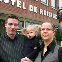 Nieuwe uitbaters hotel De Reisiger - meppelercourant.nl - Nieuws ...